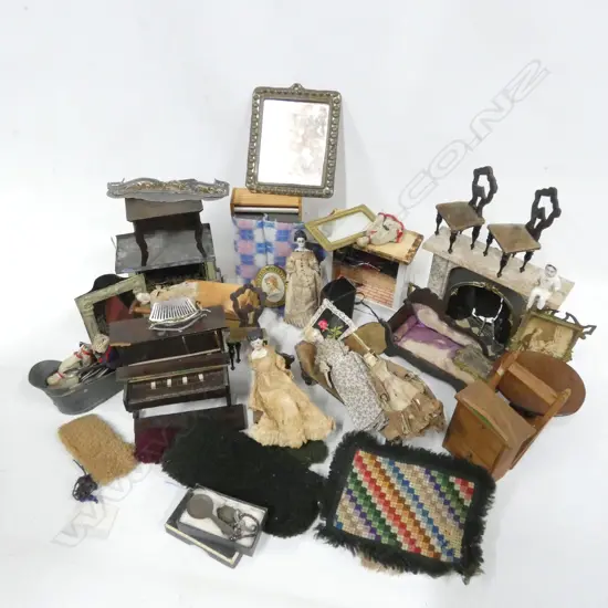 GOOD BOX LOT QUALITY DOLLS HOUSE FURNITURE INCL. FIRE PLACES & FIRE TOOLS /PORCELAIN PEOPLE /TABLES /CHAIRS /MIRRORS ETC